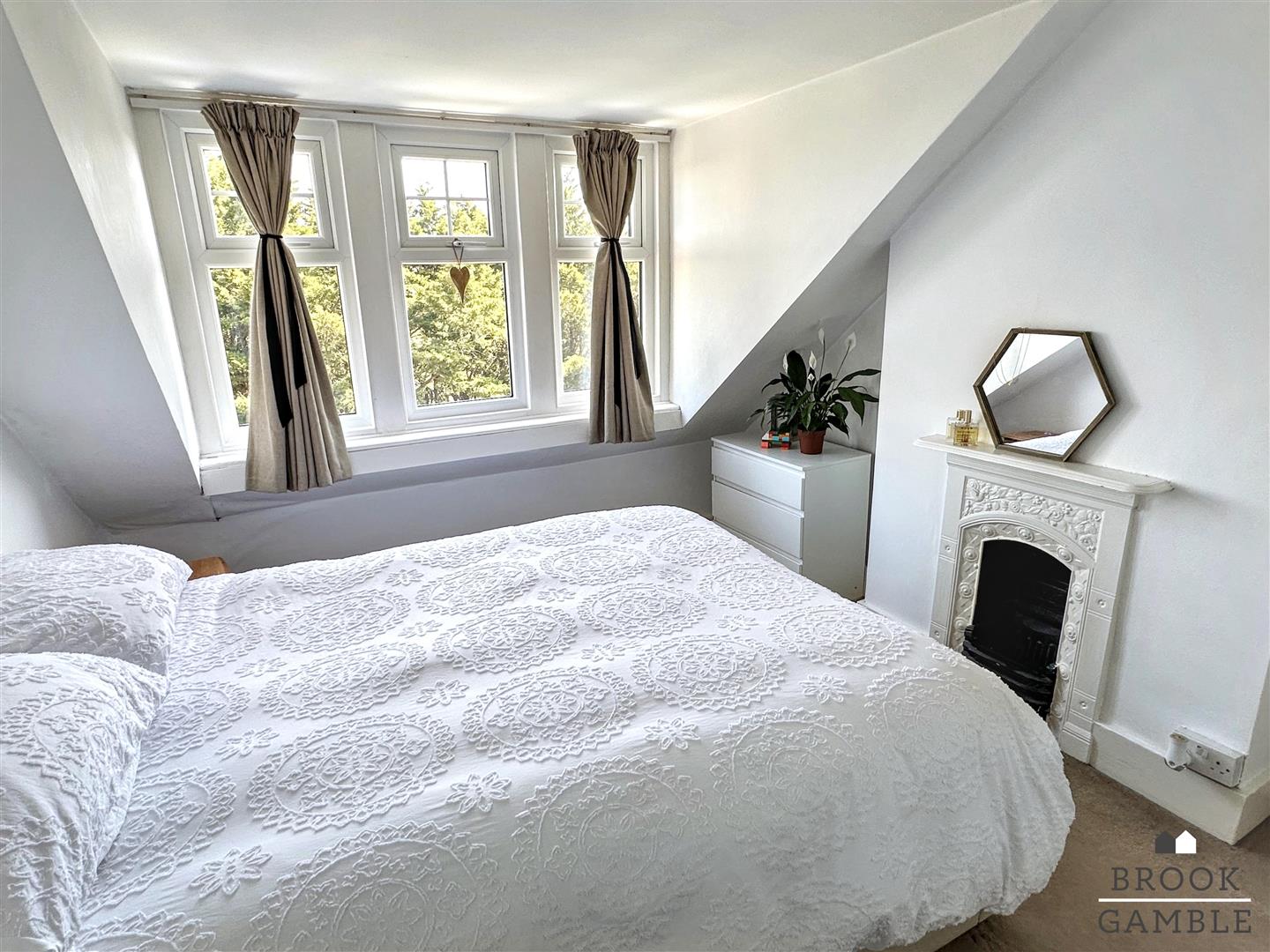 3 Bedroom House - Mid Terrace. Hurst Road in Eastbourne,  13